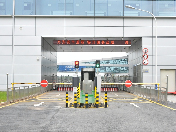 The Seenboom vehicle underbody scanning system is operating at the airport crossing