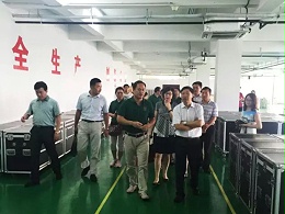 A group of teachers and students from the EMBA program of Jinan University visited Shandong Seenboom for an inspection and presented a plaque
